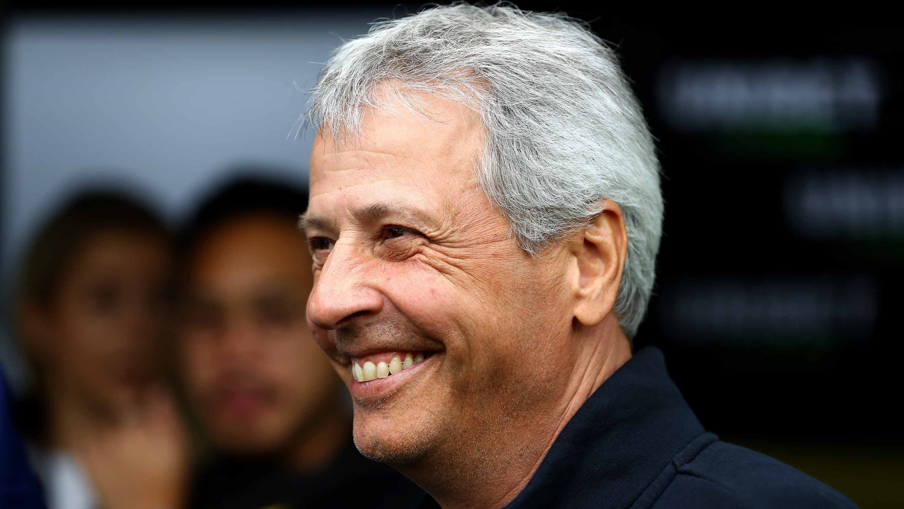 
                <strong>Trainer: Lucien Favre als Bayern-Schreck? </strong><br>
                Anders als Flick, der bei den Bayern fest im Sattel sitzt, gilt Favre in Dortmund schon seit längerer Zeit nicht als komplett unumstritten. So beteuern Spieler und Verantwortliche zwar immer wieder, dass Favre unantastbar sei, doch die fehlenden Erfolge in Dortmund könnten dem Schweizer auf lange Sicht den Job kosten. Deshalb wird Favre im Supercup gegen die Bayern beweisen müssen, dass er große Spiele und Titel gewinnen kann. Bereits im vergangenen Jahr, als die Dortmunder den Supercup gegen die damaligen Kovac-Bayern in spektakulärer Art gewannen, konnte man sehen, dass der Favre-Fußball den Bayern durchaus gefährlich werden kann. Gegen diese angeschlagenen Bayern müssen der BVB und Favre nun zur Stelle sein.ran-Formcheck: Obwohl die Bayern auf dem Zahnfleisch daherkommen, ist ihnen der Titel jeder Zeit zuzutrauen. Dortmund muss zeigen, dass sie da sein können, wenn der große FC Bayern schwächelt. Punkt für beide. (Entstand FCB vs. BVB 3:4).
              