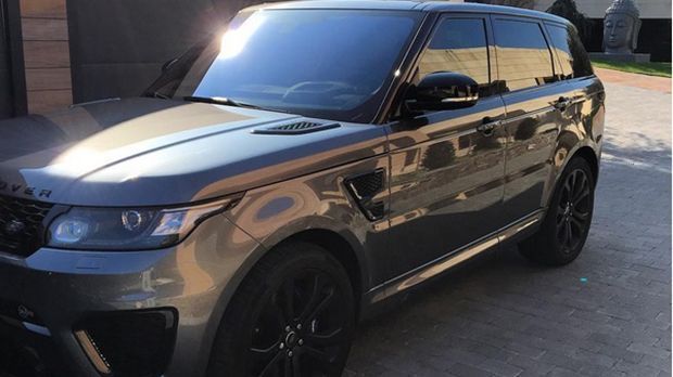 
                <strong>Range Rover</strong><br>
                Range Rover: Cristiano Ronaldo hat nicht nur die teuersten Sportwagen in seiner Garage stehen. Auch Geländewagen, wie dieser Range Rover, und sogar sein erstes Auto, ein Seat Ibiza, gehören dem Real-Madrid-Stürmer.
              