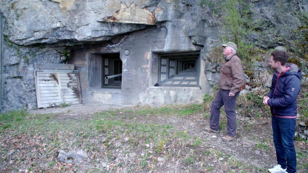 Alpenbunker-Profi Max Oster (links) zeigt Galileo-Reporter Vincent den Bunker "Fischbalmen".