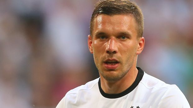 
                <strong>Lukas Podolski</strong><br>
                Lukas Podolski: Fast jeder Ballkontakt wurde von den deutschen Fans bejubelt. Man merkte ihm die Spielfreude an. Bei den Zuschauern ist Podolski immer noch extrem beliebt. Der Bundestrainer bringt ihn aber mittlerweile nur noch, wenn das Spiel schon entschieden ist. ran-Note: 3
              