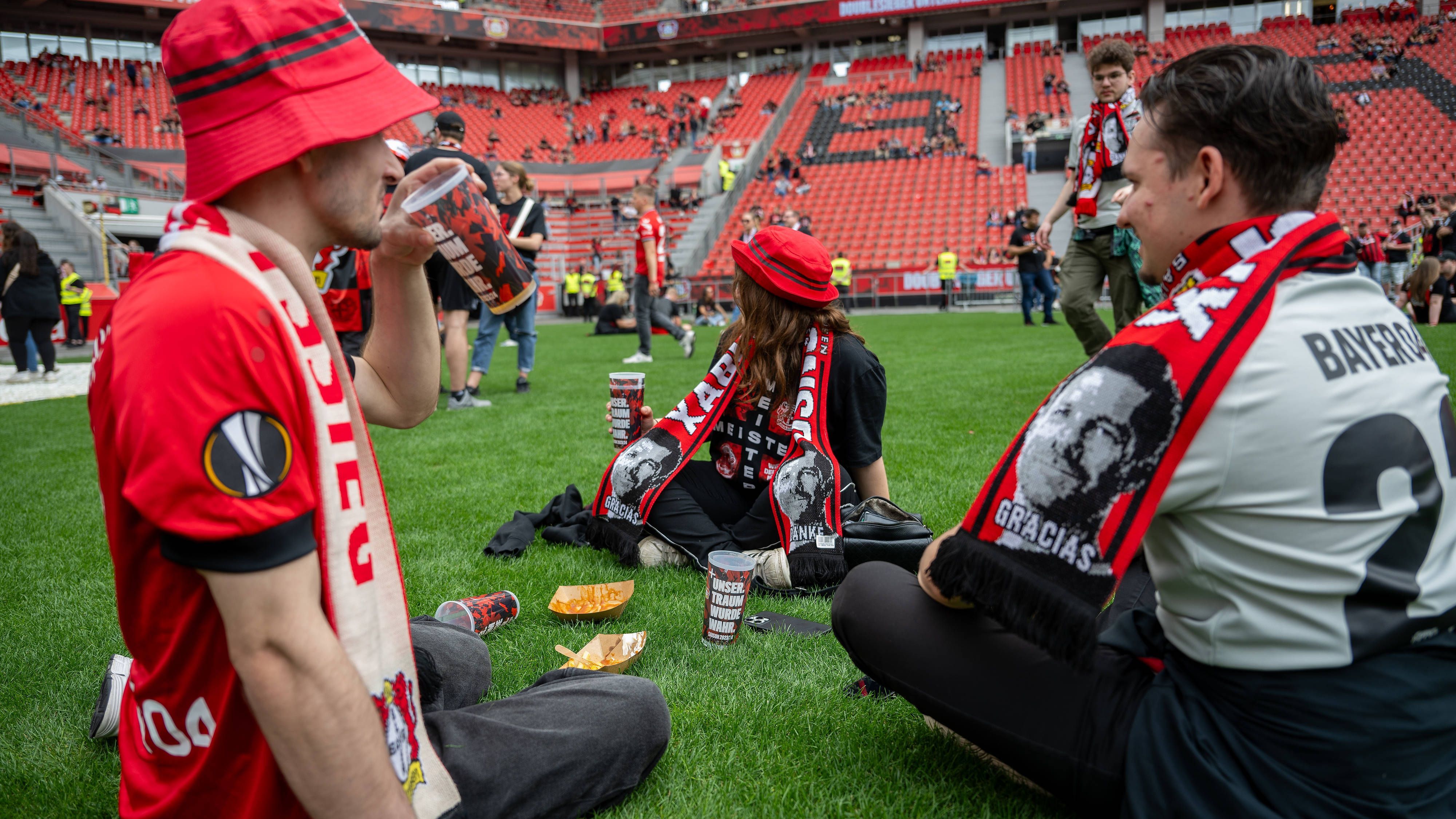 <strong>Bayer Leverkusen feiert den Double-Gewinn</strong><br>Schon frühzeitig fanden sich einige Fans in der BayArena ein, um sich auf die Ankunft der Mannschaft und die große Party einzustimmen. Oder wie in diesem Fall warmzutrinken.