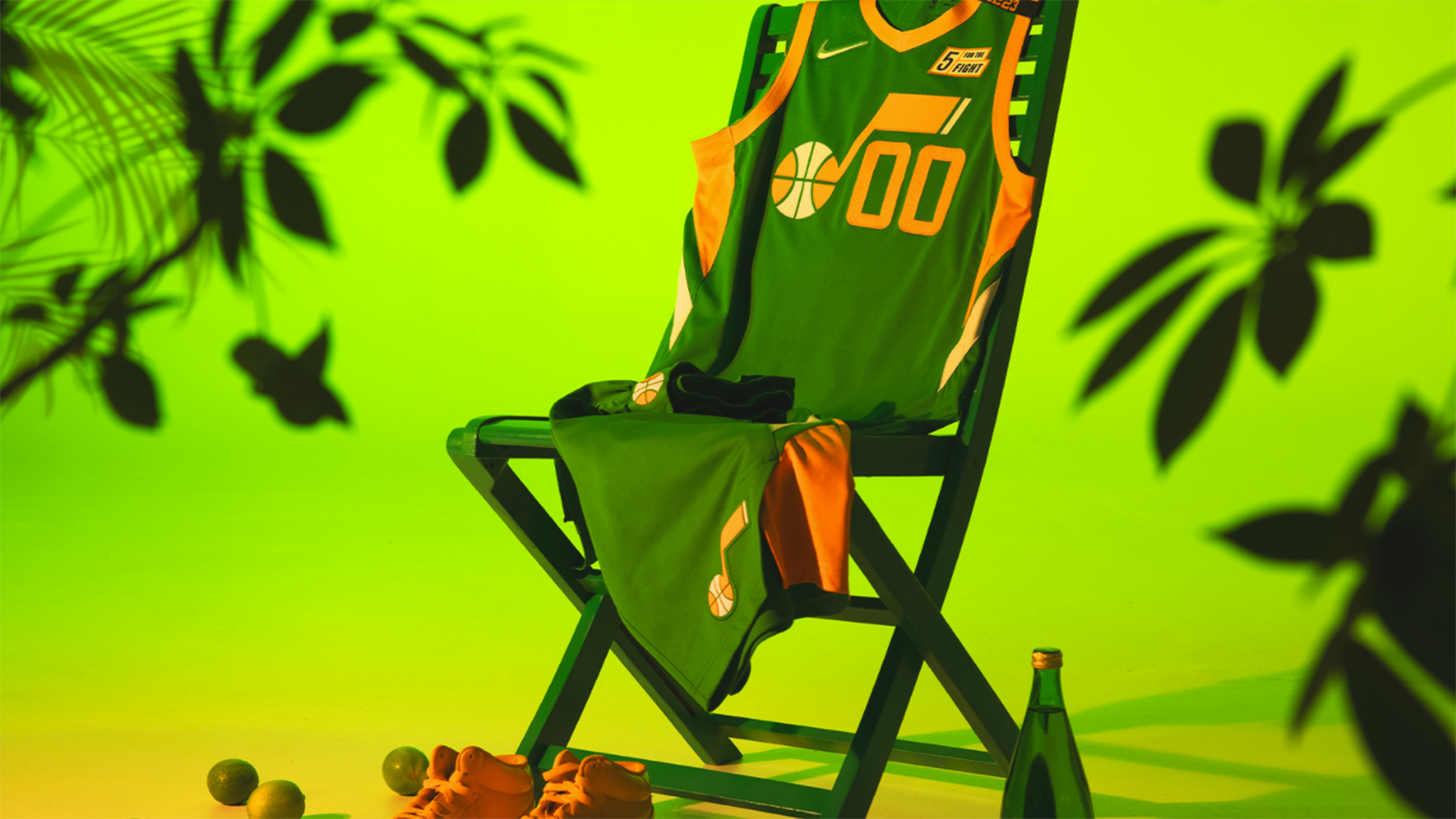 
                <strong>Utah Jazz</strong><br>
                Ganz schön fresh kommt das Earned Jersey der Jazz daher, was aber auch an der tropischen Präsentation liegt. Dennoch: das Utah-Logo auf grünem Grund kann etwas und setzt definitiv neue Akzente.
              