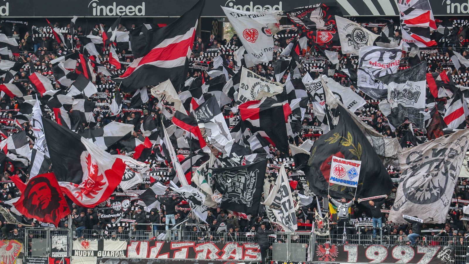 
                <strong>Platz 4: Eintracht Frankfurt</strong><br>
                &#x2022; Verkaufte Dauerkarten: 31.000<br>&#x2022; Angebotene Dauerkarten: 31.000<br>
              