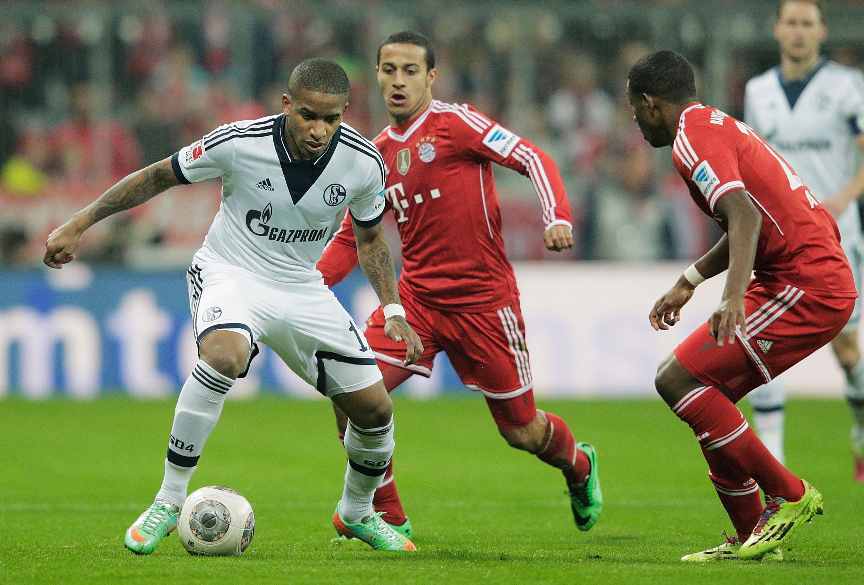 
                <strong>FLOP: Der "zu gut" gelaunte Jefferson Farfan</strong><br>
                Einige Fans werden diese Bilder nicht gerne gesehen haben: Das 1:5 beim FC Bayern München nahm Jefferson Farfan zumindest äußerlich locker auf. Nach dem Schlusspfiff scherzte er mit seinem peruanischen Kollegen Claudio Pizarro - für die Außenwirkung nicht gerade glücklich.
              