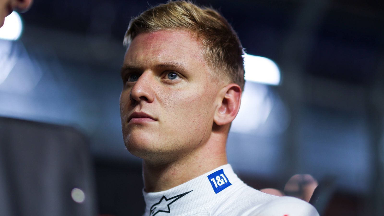 
                <strong>Team-Erfahrung</strong><br>
                Es gibt aber nicht nur die Erfahrung in der Formel 1, sondern auch die im Team. Und da hat Schumacher die Nase vorne, denn er arbeitet im zweiten Jahr mit der Mannschaft zusammen. Da entwickeln sich Synergien und Abläufe, die vieles vereinfachen. Es herrschen dann bereits Vertrautheit und Verständnis, die nicht von heute auf morgen entstehen. "Wenn man jemanden haben kann, mit dem man schon zwei Jahre zusammengearbeitet hat, ist das immer besser, als jemand Neues zu holen. Man braucht dann keine Eingewöhnungszeit", sagte Steiner.
              