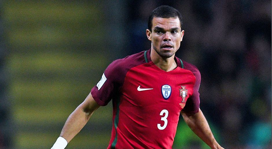 
                <strong>Pepe</strong><br>
                Pepe: Gemeinsam mit CR7 feierte der Portugiese in diesem Sommer seinen größten Erfolg mit der Nationalmannschaft, als das Team überraschend den EM-Titel gewann. Wie es für den 33-Jährigen weitergeht, ist aber noch offen. Sein Vertrag bei Real Madrid läuft Ende der Saison aus. Pepe könnte allerdings von der Transfersperre der Königlichen profitieren und soll deshalb angeblich einen neuen Vertrag bekommen, um weiterhin als Ersatzspieler das Team zu verstärken. Die WM-Qualifikation und das Turnier 2018 könnten für ihn zur Abschiedstour werden. 
              