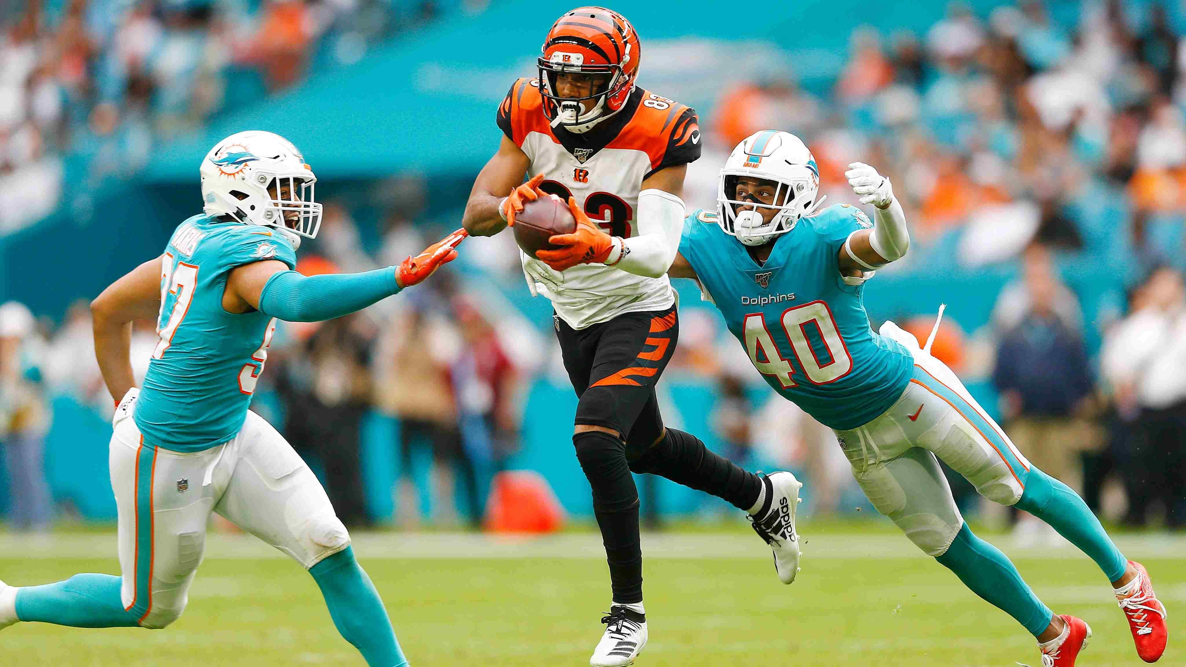 
                <strong>Tyler Boyd (Cincinnati Bengals) </strong><br>
                Tyler Boyd ist nicht nur einer der am meist unterschätzten Wide Receiver der NFL, sondern auch einer der stärksten Slot-Receiver der Liga. Durch die Verletzung von Star-Receiver A.J. Green avancierte Boyd zum zentralen Mann in der sonst so schwachen Bengals-Offense. Einen Großteil seiner Receiving Yards sammelte Boyd dabei im Slot, als er 776 Yards und zwei Touchdowns bei 57 gefangenen Pässen auflegte. Mit seiner enormen Athletik ist sich Boyd für keinen Luftzweikampf zu schade und muss deshalb öfters das ein oder andere Tackling wegstecken. Mit der Rückkehr von Green dürfte Boyd in der kommenden Saison wieder deutlich mehr Platz auf dem Feld haben, weshalb eine Steigerung seiner Werte durchaus drin ist. Zudem erhält er mit Joe Burrow einen extrem präzisen Quarterback, der ihn so oft es geht suchen dürfte. 
              