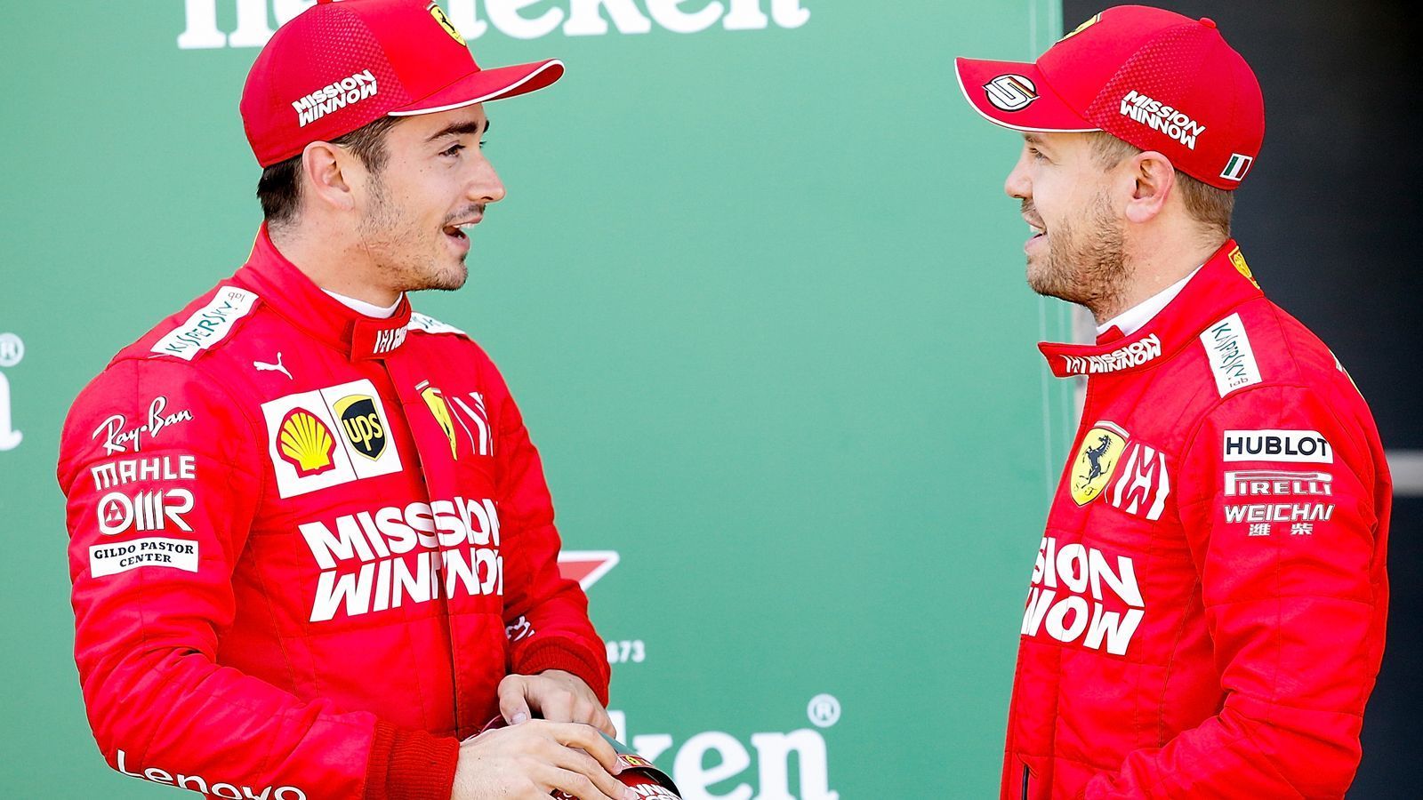 
                <strong>Leclerc kommt und Vettels schwärzeste Zeit beginnt</strong><br>
                Doch mit seinem neuen Teamkollegen Charles Leclerc ging es ab 2019 bergab: Titelfähig war Ferrari sowieso nicht mehr, und Vettel musste sich dem aufstrebenden Monegassen immer öfter geschlagen geben. In der ersten gemeinsamen Saison landete Vettel hinter Leclerc. In Singapur feierte er seinen letzten F1-Sieg, es war der 14. und letzte für Ferrari. Denn 2020 erlebte Vettel den sportlichen Tiefpunkt, als er und Ferrari früh die Trennung zum Saisonende verkündeten und Vettel im schwachen Auto als 13. eine Horror-Saison hinlegte, seine schwächste bislang. Es war ein unschönes Ende einer leidenschaftlichen, am Ende aber komplizierten Beziehung.
              