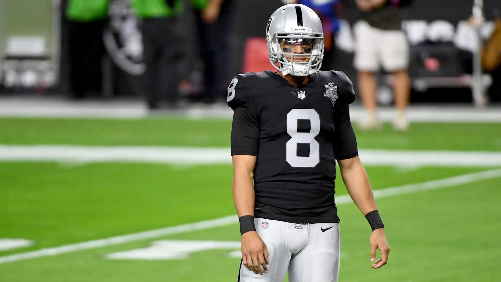 
                <strong>Marcus Mariota (Las Vegas Raiders)</strong><br>
                Auch einen zweiten Quarterback der Las Vegas Raiders nennt Rapoport: Marcus Mariota. Der 27-Jährige steht erst seit dieser Spielzeit in Nevada unter Vertrag und absolvierte 2020 lediglich eine Partie. Zwar legte er beim 27:30 gegen die Los Angeles Chargers solide Werte auf (226 Yards, ein Touchdown, eine Interception), doch ob der zweite Pick des Drafts 2015 tatsächlich das gewünschte Upgrade wäre, bleibt zumindest zweifelhaft.
              