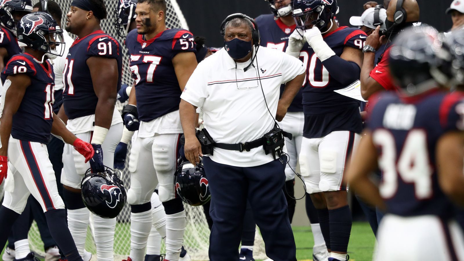 
                <strong>Gewinner: Texans-Interims-Coach Romeo Crennel</strong><br>
                Nach der Entlassung von Head Coach und General Manager Bill O'Brien hat bei den Houston Texans Romeo Crennel als Interims-Coach übernommen. Und wie: Im fünften Saisonspiel führte Crennel die Franchise beim 30:14 gegen die Jaguars zum ersten Sieg. Deshaun Watson, David Johnson und Brandin Cooks glänzten allesamt mit persönlichen Saison-Bestwerten. Und ganz nebenbei stellte Crennel mit seinen 73 Jahren einen Rekord als ältester Head Coach der NFL-Geschichte auf.
              