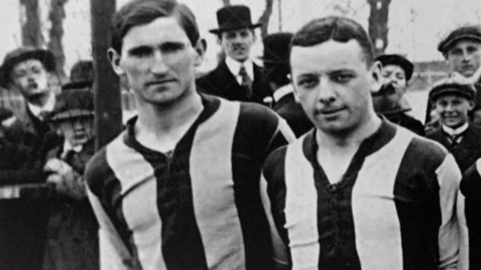 
                <strong>Max Gablonsky </strong><br>
                Zehn Jahre nach der Vereinsgründung hatte der FC Bayern München den ersten deutschen Nationalspieler in den eigenen Reihen: Max "Gaberl" Gablonsky (li.). Der damalige Rechtsaußen debütierte am 16. Mai 1910 gegen Belgien für die deutsche Mannschaft und traf sogar gleich in seinem ersten Länderspiel.
              
