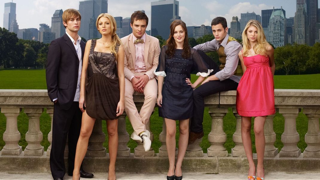 Drama, Stil und Geheimnisse: Die "Gossip Girl"-Hauptcharaktere Nate, Serena, Chuck, Blair, Dan und seine Schwester Jenny (v.l.n.r.) sorgen in der Serie für Spannung!