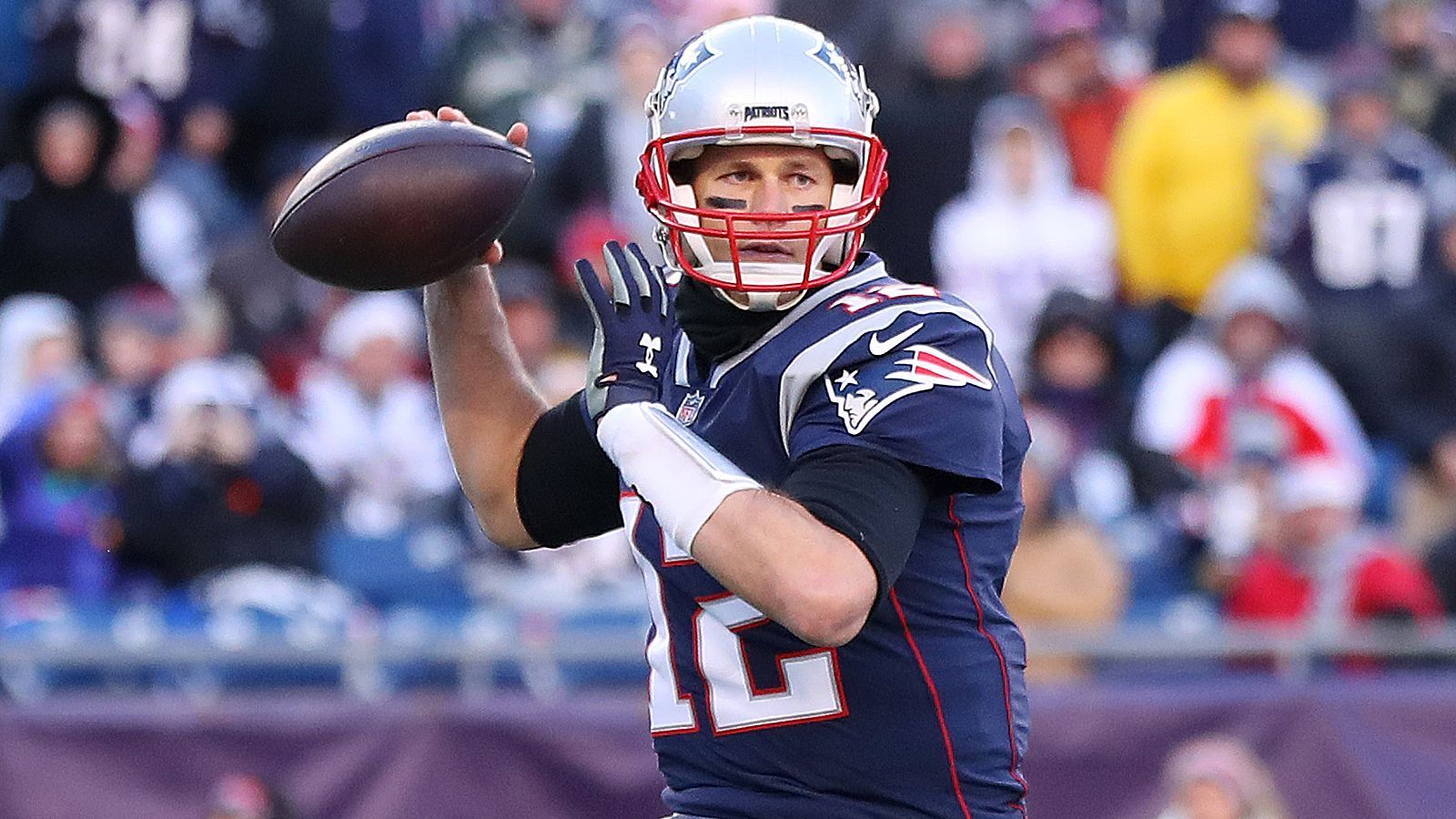 
                <strong>Die meisten Passing Touchdowns in einer Saison mit mindestens 42 Jahren</strong><br>
                Gut einen Monat vor dem ersten Kickoff feiert Brady seinen 42. Geburtstag. Und so kann er sich auch einen "Oldie-Rekord" erwerfen. Dafür benötigt der sechsmalige Super-Bowl-Sieger "nur" elf Touchdown-Pässe - exakt so viele gelangen dem damals bei den Seattle Seahawks aktiven Warren Moon 1998 in zehn Einsätzen. Somit hält der neunmalige Pro-Bowler den Rekord für Passing Touchdowns eines mindestens 42-jährigen Quarterbacks in einer Regular Season. Für Brady klingt das absolut machbar. Moon beendete seine Laufbahn übrigens zwei Jahre später - auch hier könnte der "GOAT" ihn übertrumpfen, will er doch nach eigener Aussage noch mit 45 spielen.
              