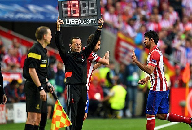 
                <strong>Champions-League-Finale: Real Madrid vs. Atletico Madrid</strong><br>
                Der frühe Schock für die Rojiblancos: Diego Costa, der unter der Woche noch bei einer Wunderheilerin aus Serbien war, muss nach nicht einmal zehn Minuten wieder ausgewechselt werden. Für ihn kommt Adrian Lopez auf den Rasen.
              