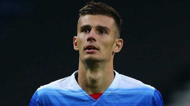 
                <strong>Matt Miazga</strong><br>
                Matt Miazga: Der FC Chelsea hat Matt Miazga von den New York Red Bulls verpflichtet. Der 20-Jährige unterschreibt bei den "Blues" einen Viereinhalb-Jahres-Vertrag. Letztes Jahr wurde der Innenverteidiger zum "US Soccer Young Male Player" gewählt. Das klingt vielversprechend... vielleicht kann er Chelsea ja aus der Krise holen?
              