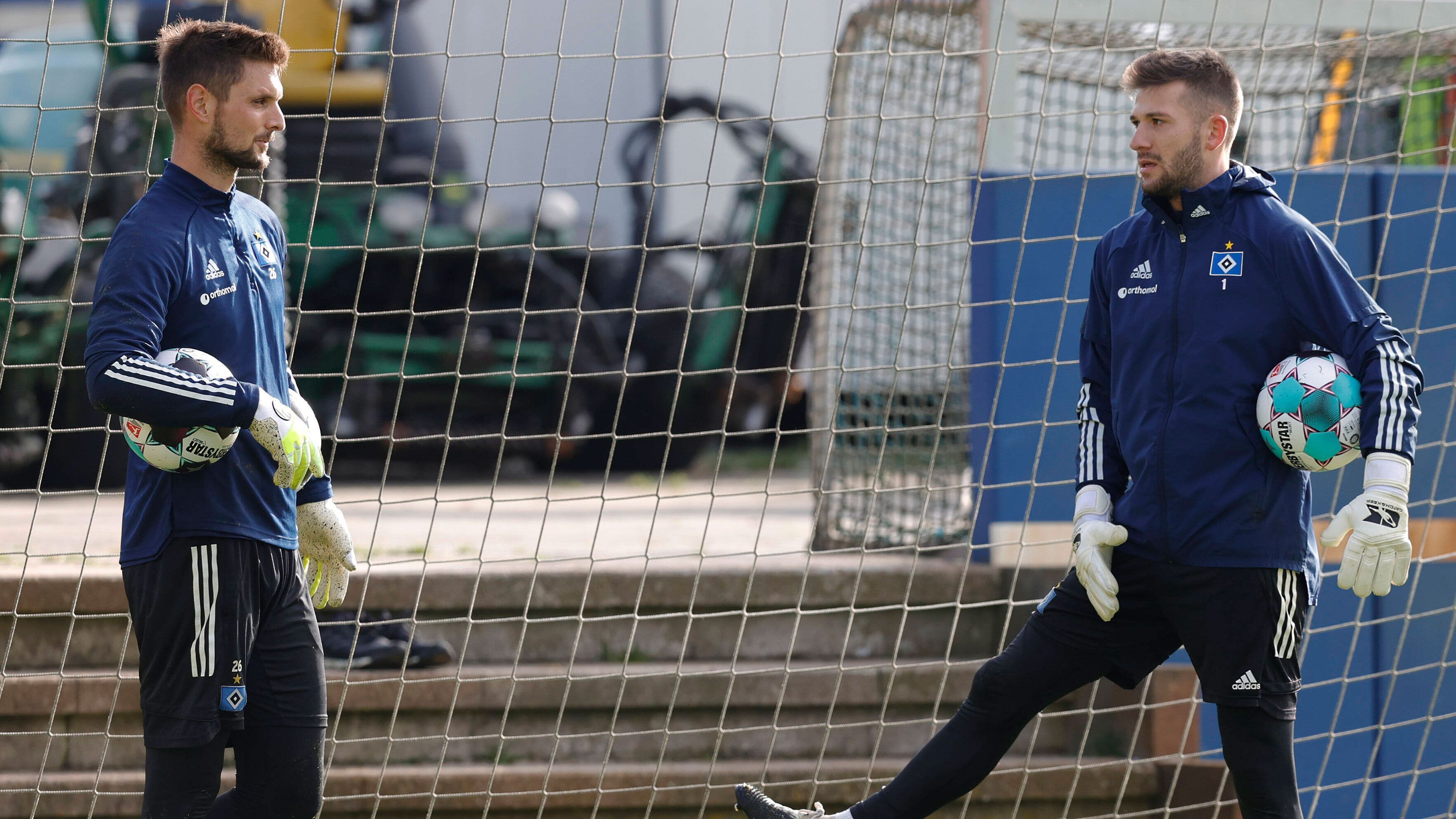 
                <strong>Sven Ulreich, Daniel Heuer Fernandes</strong><br>
                Auch auf der Torwartposition braut sich etwas zusammen. Routinier Sven Ulreich hat bei den Vereins-Bossen bekanntermaßen nicht unbedingt den besten Stand und Daniel Heuer Fernandes ist mit seiner Position auf der Reserve-Bank unzufrieden. Offenbar liegen dem Deutsch-Portugiesen aber bereits einige Angebote aus Liga zwei vor. Zumindest einem von beiden werden die Verantwortlichen also sicherlich keine Steine in den Weg legen, sollte ich ein Wechsel anbahnen und mögliche Ablösesummen für den HSV im Raum stehen.
              