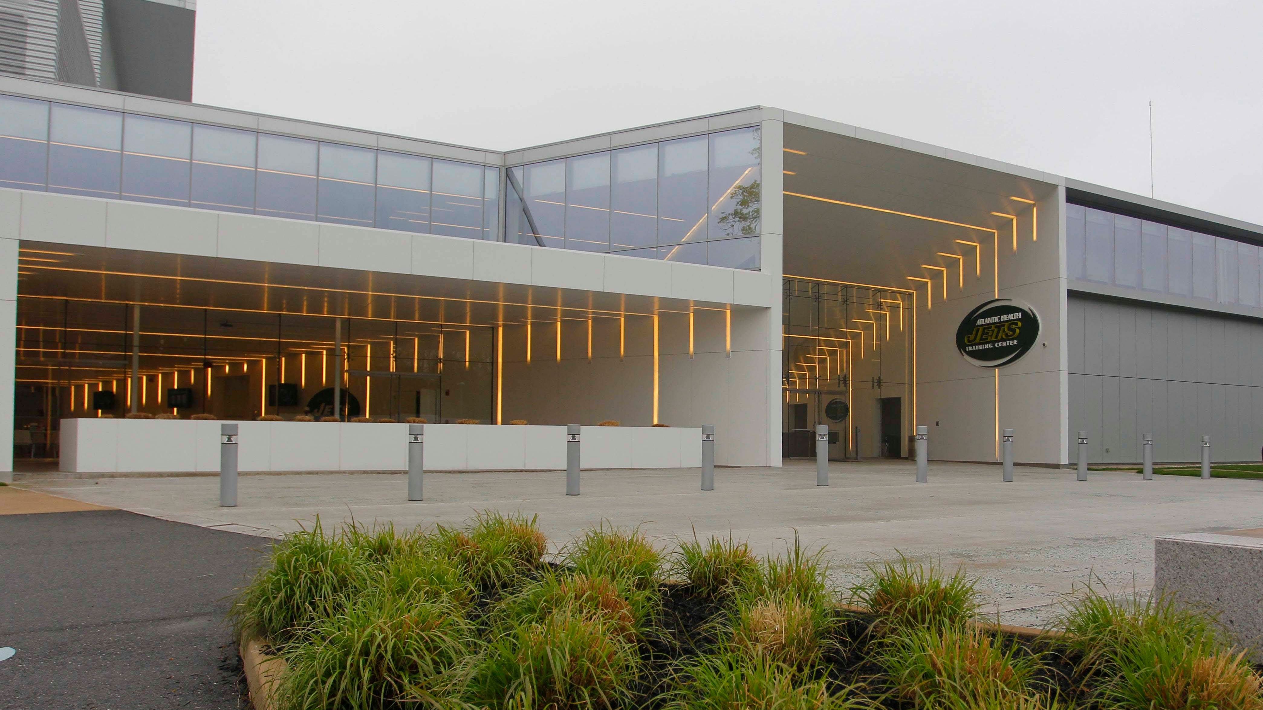 <strong>New York Jets</strong><br>Atlantic Health Jets Training Center<br><em>Baukosten: 75 Millionen US-Dollar (2008)</em>