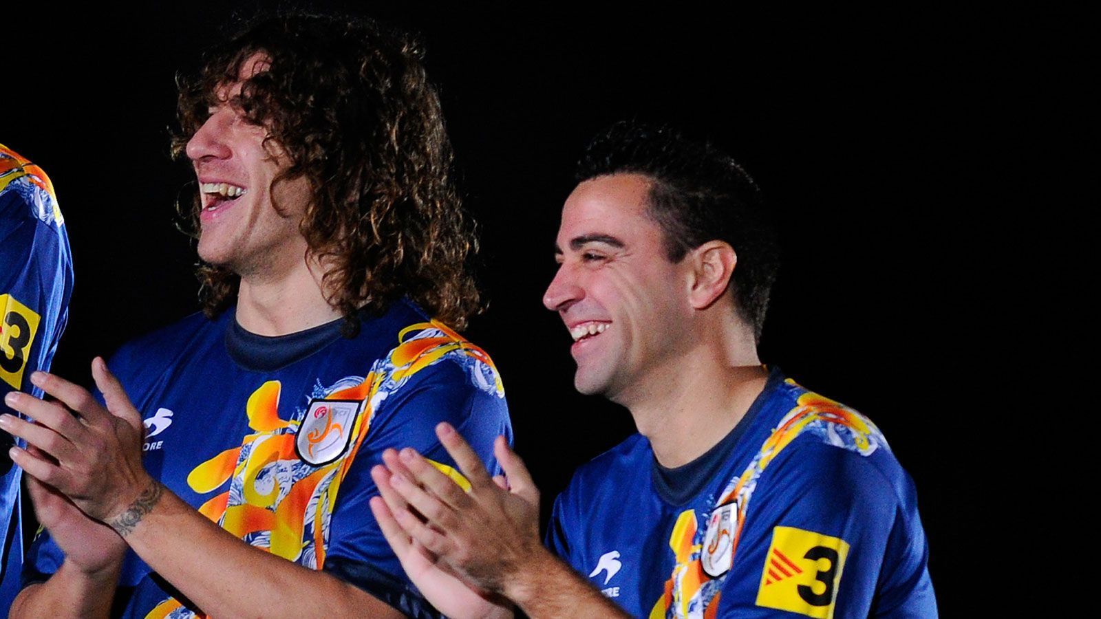 
                <strong>Xavi will Weggefährte Puyol an seiner Seite</strong><br>
                Xavi würde seinen eigenen Aussagen zufolge keinesfalls diktatorisch über das Team herrschen wollen. "Ich bin teamfähig, möchte nicht alleine entscheiden", stellte er klar. Allerdings auch, dass er das letzte Wort habe. In seinem Team sieht er mit Carles Puyol einen alten Weggefährten sowie mit Jordi Cruyff den Sohn der niederländischen Legende. Mit Ex-Kapitän Puyol spielte Xavi von 1999 bis zum Karriereende des Abwehrchefs 2014 zusammen für den FC Barcelona, Cruyff jr. war von 1994 bis 1996 unter seinem berühmten Vater Teil der Mannschaft. Ihn sieht Xavi als "sehr guten Geschäftsmann mit Erfahrung als Teamsekretär". Während Puyol offiziell Assistent der Geschäftsführung des Vereins ist, trainiert Cruyff die Nationalmannschaft Ecuadors.
              