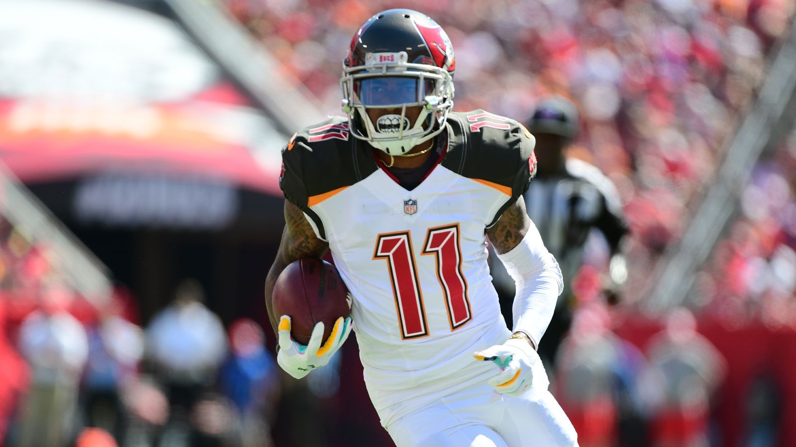 
                <strong>Week 8: DeSean Jackson überholt Jerry Rice</strong><br>
                DeSean Jacksons 60-Yard-Receiving-Touchdown gegen die Cincinnati Bengals war sein insgesamt 24. Touchdown mit 60 Yards oder mehr. Damit überholte der Wide Receiver von den Tampa Bay Buccaneers den bisherigen Rekordhalter Jerry Rice, der von 1985 bis 2004 für die San Francisco 49ers, Oakland Raiders und Seattle Seahawks spielte.
              