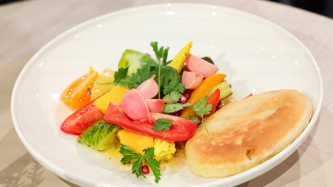 Gepickeltes Gemüse, Pita und Hummus & Mango-Tomaten-Salat mit Passionsfrucht Dressing.




