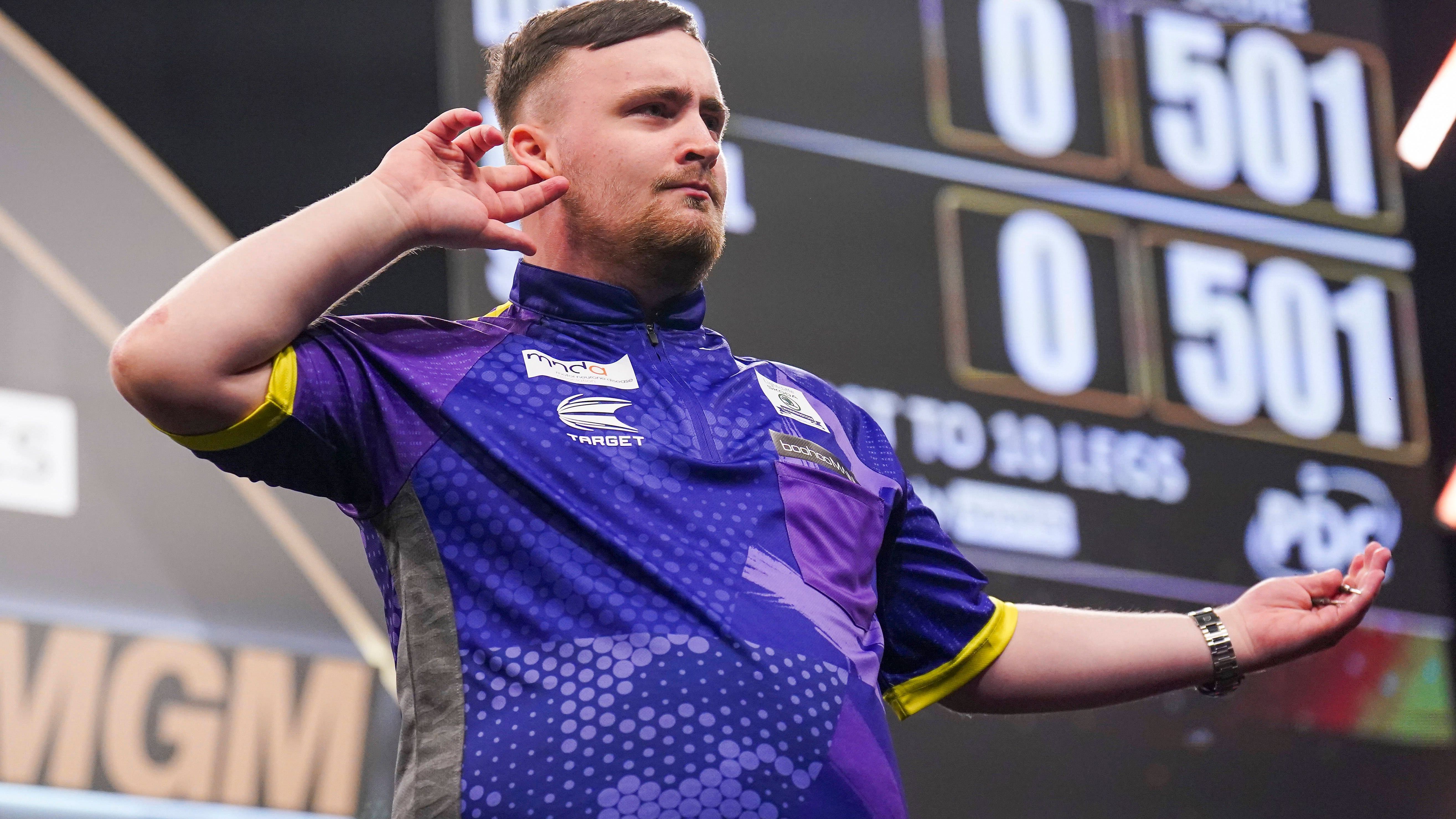 <strong>Premier League Darts</strong><br>Der zuvor schon konstanteste Spieler des Turniers, der nach 16 Spieltagen auch die Tabelle anführte, setzte sich 2024 die Krone auf. Im Endspiel schlug Shootingstar Luke Littler den zu der Zeit amtierenden Weltmeister Luke Humphries mit 11:7 und warf unter anderem einen 9-Darter. Für Littler war es der erste Sieg bei einem Major in seiner Karriere.