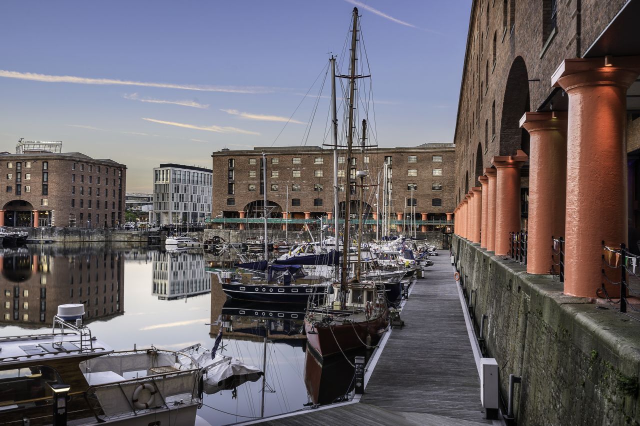 Das Albert Dock im sanierten Hafenviertel hat sich zum Hotspot entwickelt. Die ehemaligen Lagerhäuser aus dem 19. Jahrhundert beherbergen Cafés, Bars, Restaurants, Shops und Museen. In einem der Backsteinbauten befindet sich die Liverpooler Filiale der berühmten Tate Gallery. Für den Pop-Art-Künstler Roy Lichtenstein wurden gleich mehrere Räume reserviert. Auf dem Gelände der Norddocks liegt das "Baltic Triangle", das nach 21