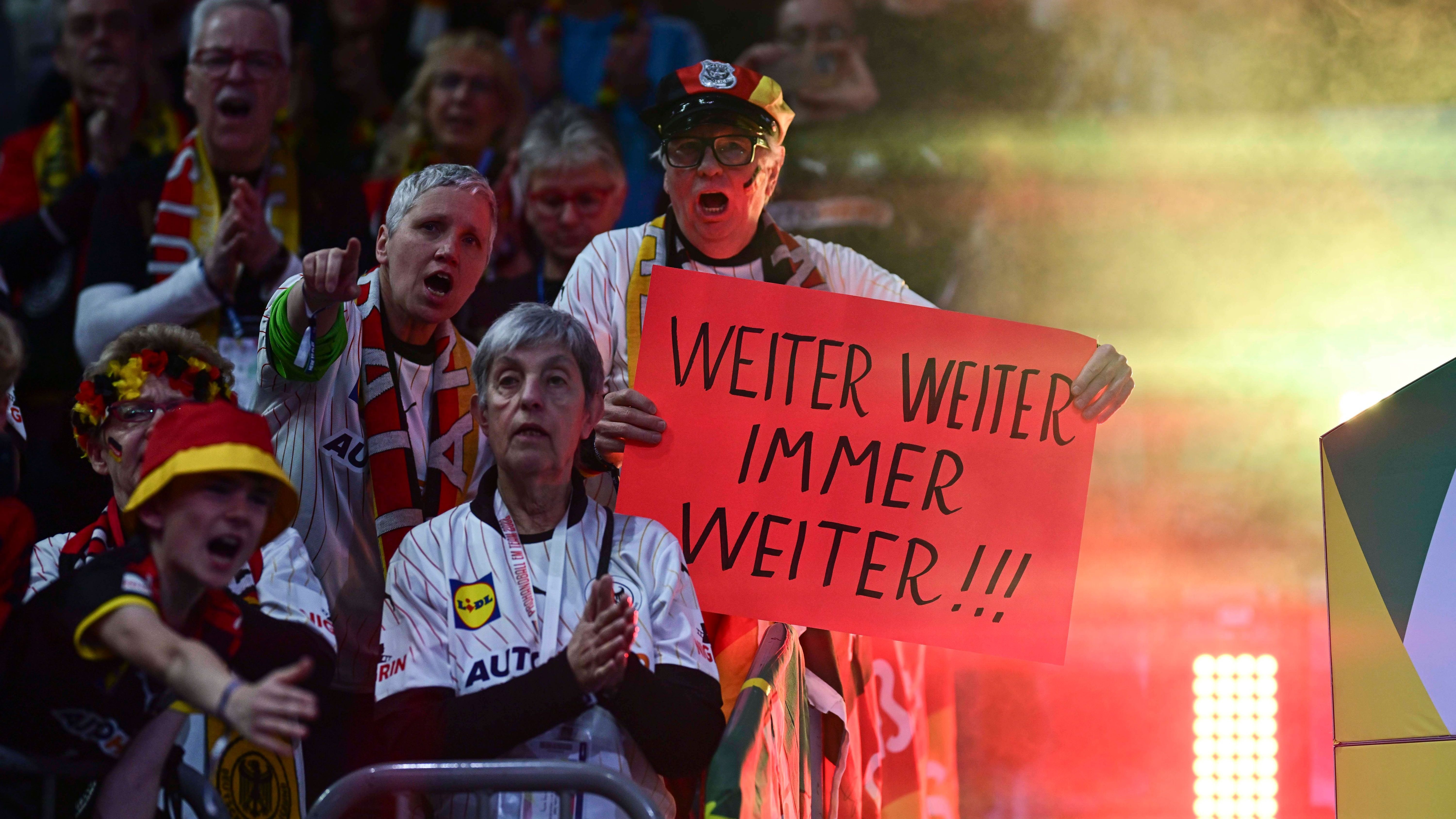 <strong>3. Deutschland kann vor 20.000 Fans befreit aufspielen</strong><br>Das Halbfinale bei der Heim-EM ist für das junge Team ein gigantischer Erfolg, mit dem vor dem Turnier nicht unbedingt zu rechnen war. Die Mannschaft hat nichts mehr zu verlieren und kann gegen den großen Favoriten alles gewinnen - ergo: komplett befreit aufspielen und das vor 20.000 völlig durchdrehenden deutschen Fans im Handball-Mekka Köln.