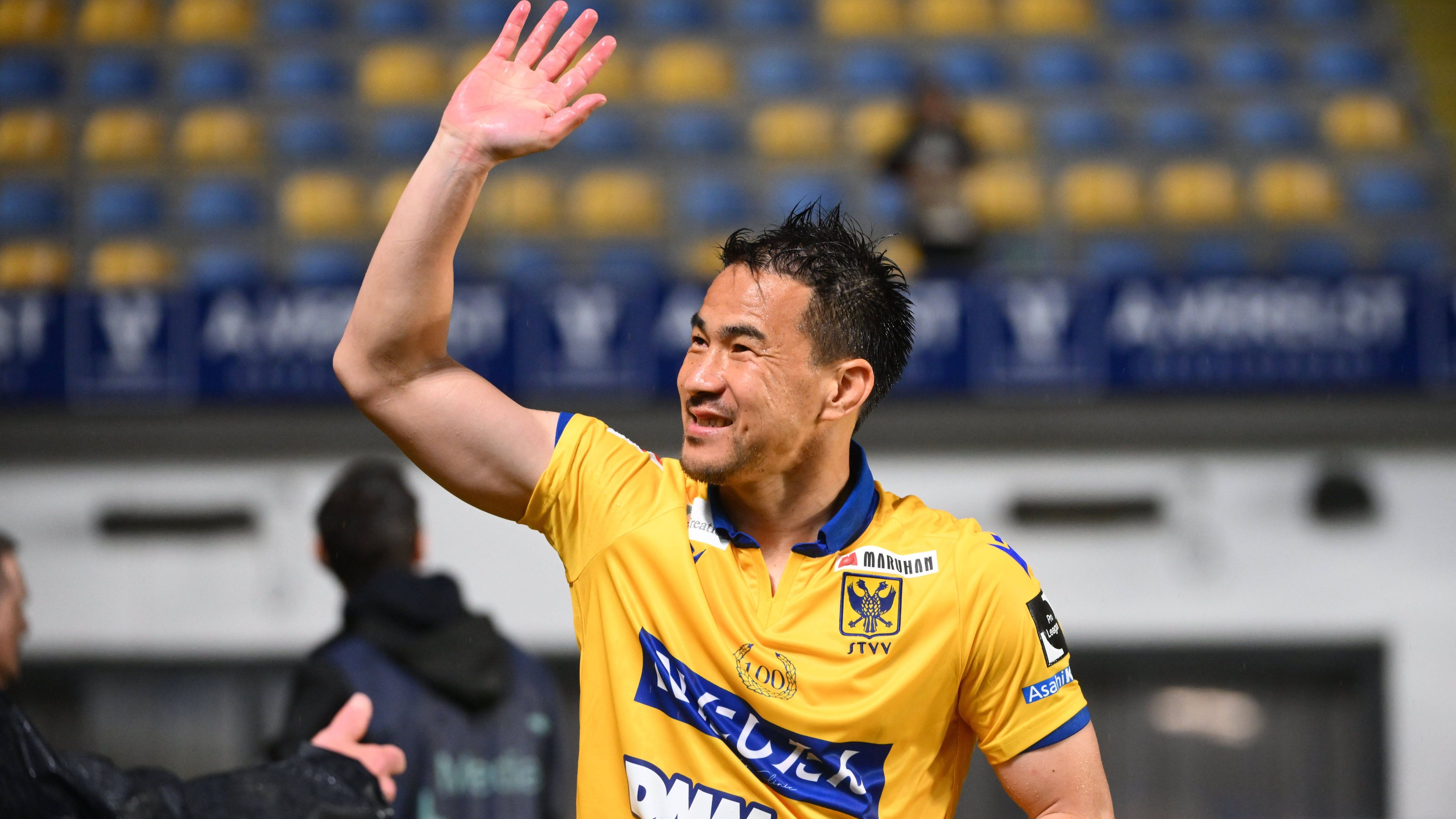 <strong>Shinji Okazaki (VV St. Truiden)</strong><br>Bundesliga-Fans ist Shinji Okazaki vor allem wegen seiner Zeit beim VfB Stuttgart und beim 1. FSV Mainz 05 ein Begriff. Seinen größten Erfolg erzielte er jedoch in der Premier League. Bei der Überraschungsmeisterschaft von Leicester City war der Japaner ein essenzieller Bestandteil der "Foxes". Nach 587 Spielen und 128 Toren beendet der 38-Jährige nun seine Karriere in Belgien bei VV St. Truiden.