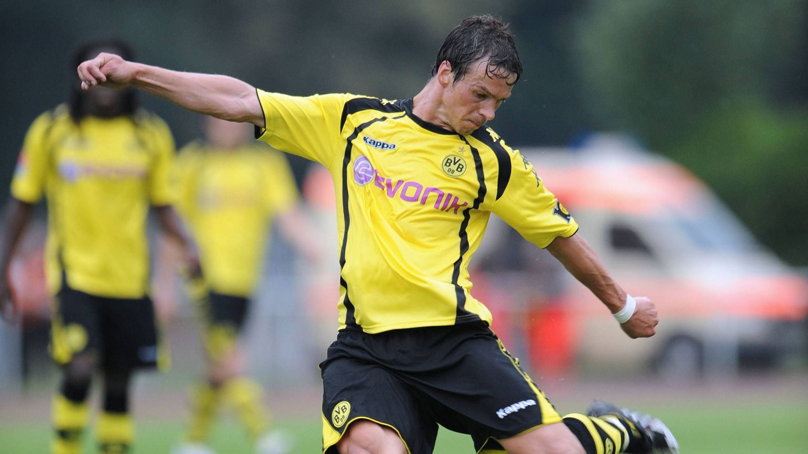 
                <strong>Markus Feulner, Deutscher Meister</strong><br>
                Bundesliga-Spiele/-Tore: 15/0 für Dortmund, 13/0 für die Bayern. Er startet seine Profikarriere bei den Bayern und wird in jungen Jahren Meister 2003. Über die Stationen 1. FC Köln und Mainz 05 landet er 2009 für zwei Jahre beim BVB, mit dem er 2011 seine zweite Meisterschaft feiern kann. Feulner, inzwischen 38 Jahre alt, spielt aktuell für den FC Augsburg II.
              