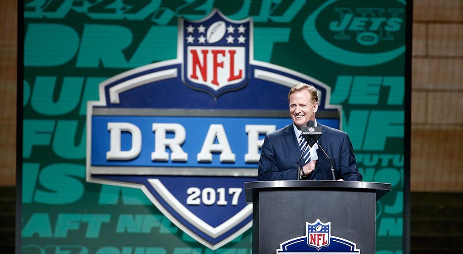 
                <strong>NFL Draft 2017</strong><br>
                Quarterback-Wahnsinn, überraschende Picks, verrückte Trades und enttäuschte Gesichter. Der NFL Draft 2017 hielt wieder einige spezielle Momente für die Zuschauer bereit. ran.de fasst für euch die größten Überraschungen der ersten Runde zusammen.
              