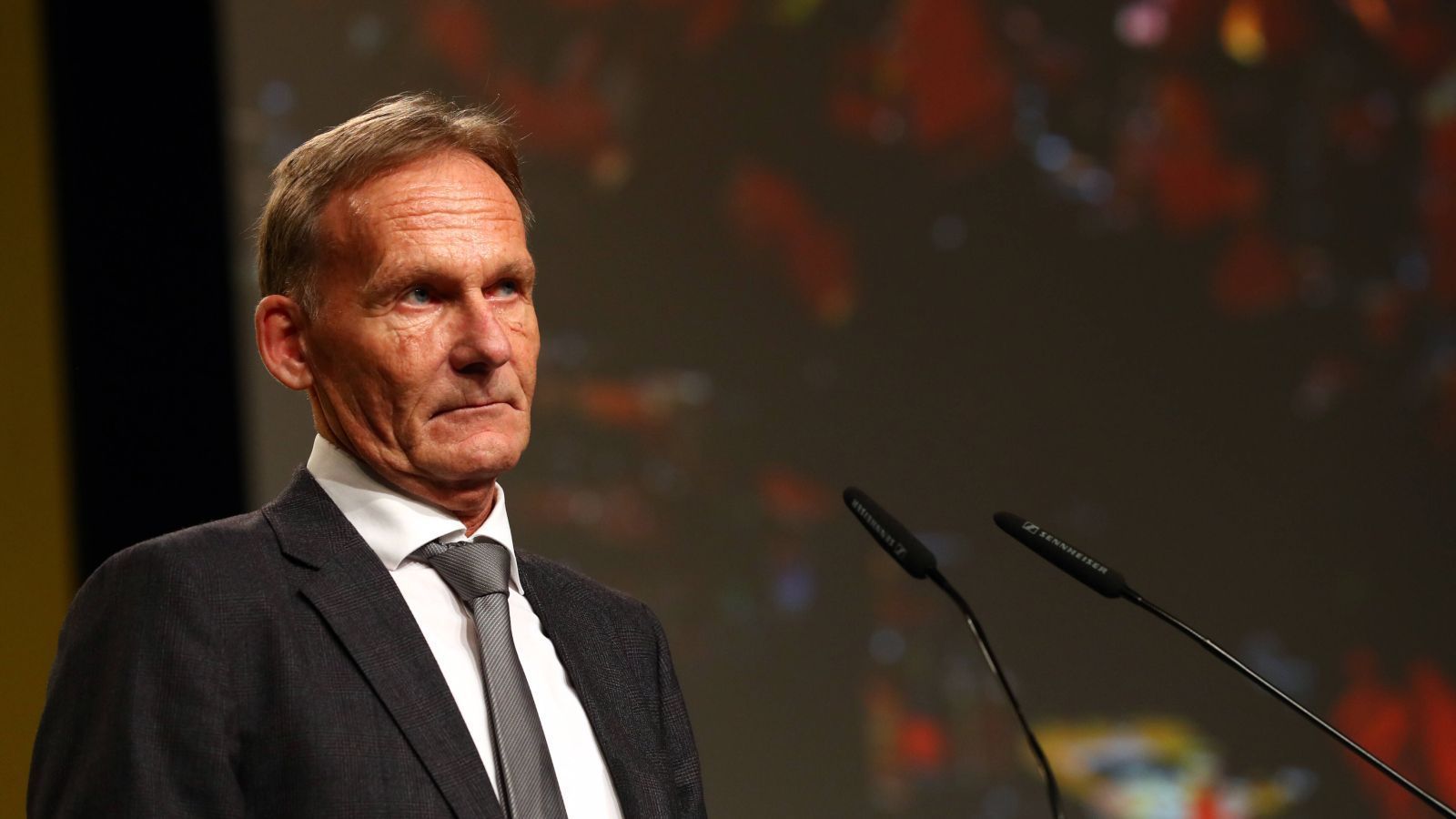 
                <strong>Watzke bestätigt Interesse von Real Madrid an Erling Haaland</strong><br>
                Borussia Dortmund hofft zwar weiterhin auf einen Verbleib von Erling Haaland, nun bestätigte BVB-Boss Hans-Joachim Watzke der "Bild" aber zumindest mal das Interesse von Real Madrid. Laut Watzke sei das Interesse der Spanier "verbürgt". "Ich glaube, dass er in Spanien größeren Anklang finden würde. In England wird ein anderer Fußball gespielt", erklärte Watzke. Der BVB-Boss betonte aber ebenso, dass er weiterhin darauf hoffe, Haaland halten zu können und stellte dem Norweger dafür eine Gehaltserhöhung in Aussicht. Für einen Verbleib Haalands beim BVB, würde der Klub "dann auch 2,50 Euro mehr" zahlen. Haalands Vertrag in Dortmund läuft noch bis 2024. Erst kürzlich habe Watzke laut eigener Aussage "ein sehr gutes Gespräch" mit Haalands Berater Mino Raiola geführt.
              