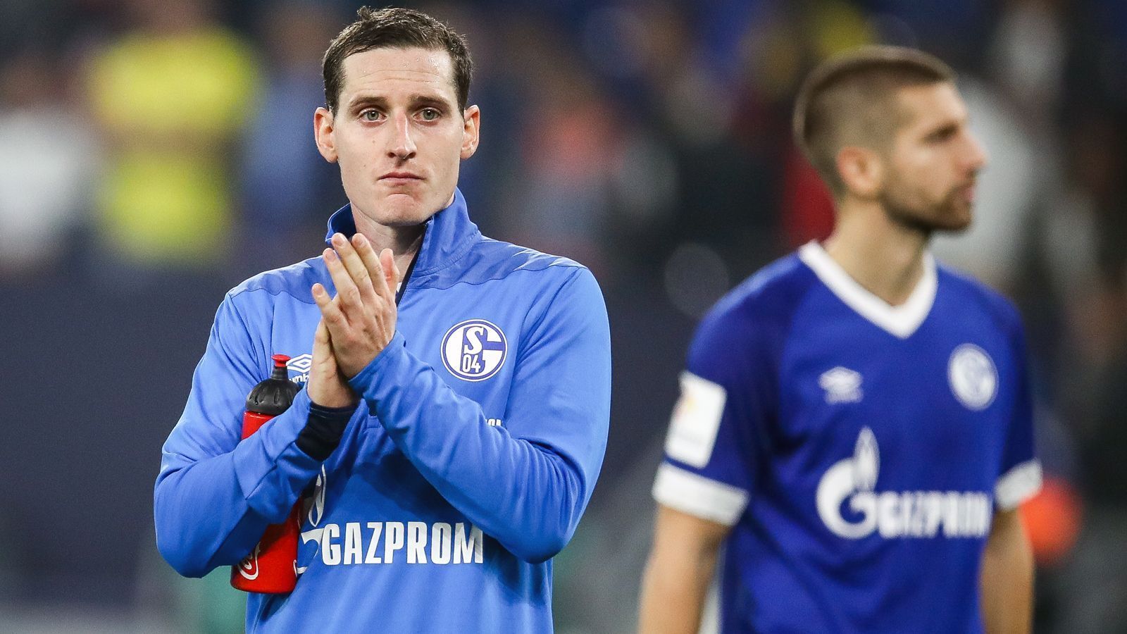 
                <strong>Sebastian Rudy</strong><br>
                Ein Jahr Bayern, ein Jahr Schalke. So steht es in der sportlichen Vita von Sebastian Rudy. Bei den Münchnern war der Mittelfeldspieler in der Saison 2017/18 zumeist nur Ergänzungsspieler, weshalb Rudy nach nur einem Jahr wieder ging - und zwar zu Schalke! Für kolportierte 16 Millionen Euro schnappte sich der Traditionsklub aus Gelsenkirchen den Nationalspieler, er sollte das spielerische Gesicht im Schalker Mittelfeld werden, wurde stattdessen das Gesicht einer verfehlten Transfer-Politik. Auf Schalke konnte der spielerisch starke Mittelfeldmann überhaupt nicht Fuß fassen und ist nicht zuletzt deshalb derzeit auch nicht mehr im S04-Kader zu finden. Aktuell spielt Rudy wieder auf Leihbasis in Hoffenheim. Dort kickte der 29-Jährige schon vor seinen Transfers zu Bayern und später Schalke.
              