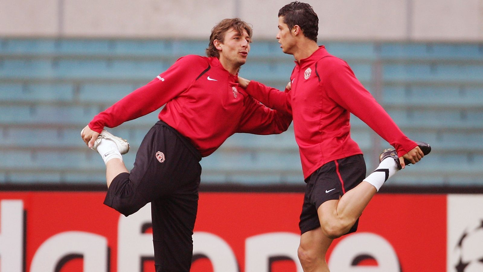 
                <strong>Gabriel Heinze</strong><br>
                Im Sommer 2004 heuerte Gabriel Heinze bei Manchester United an und traf dort auf Cristiano Ronaldo, der ein Jahr früher zu den "Red Devils" kam. Nach drei Spielzeiten und dem Abschied als Meister, verließ der argentinische Verteidiger die Engländer 2007, um bei Real Madrid anzuheuern. In der Nationalmannschaft lief Heinze dabei schon zusammen mit Messi auf, etwa bei der WM-Endrunde 2006 in Deutschland. Kurios: Später hätten sich Heinze und Ronaldo auf Klub-Ebene beinahe erneut wieder getroffen. Doch, als der Portugiese Ronaldo 2009 auch zu Real wechselte, machte Heinze dort gerade den Abflug in Richtung Olympique Marseille.
              