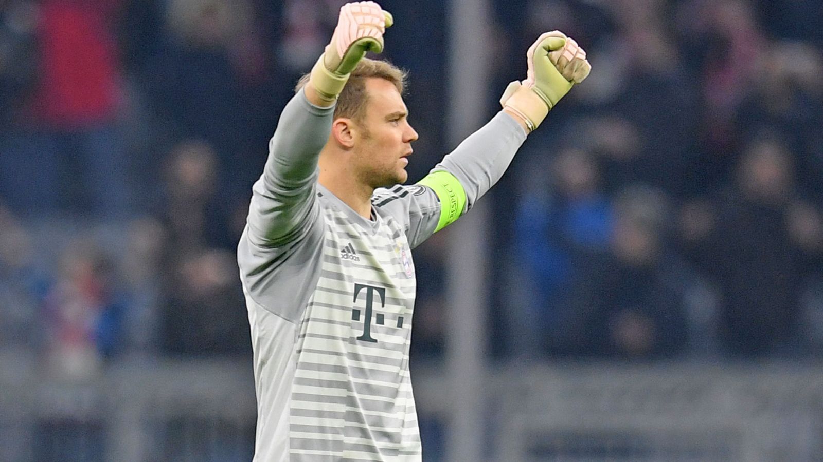 
                <strong>Manuel Neuer</strong><br>
                Nach einem schlampigen Pass ist der Keeper schon früh an der Mittellinie gefordert. Ansonsten muss er kaum eingreifen, weil die Griechen bei ihren wenigen Abschlüssen das Tor verfehlen. ran-Note: 3
              