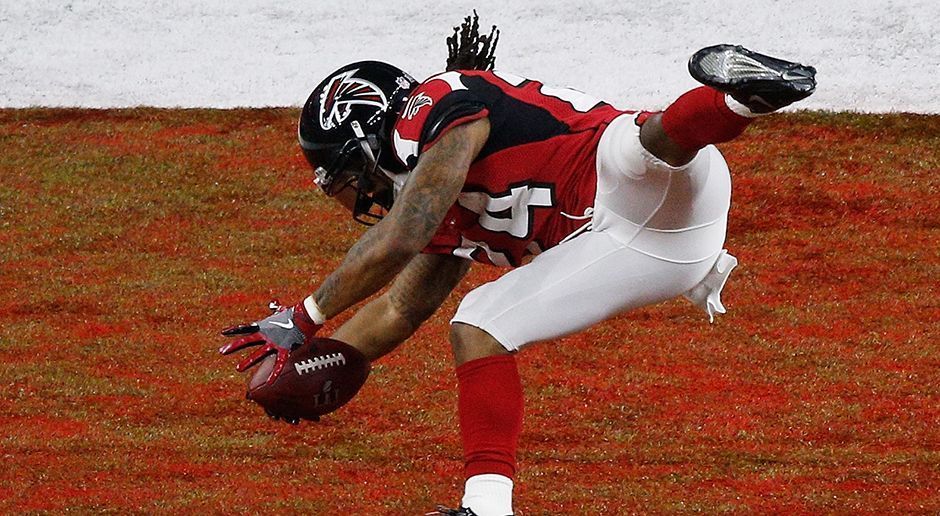 
                <strong>Devonta Freeman (Atlanta Falcons)</strong><br>
                Devonta Freeman wurde von den Atlanta Falcons auf das "Concussion Protocol" gesetzt. Damit fällt der Running Back mindestens eine Woche aus und fehlt den Falcons im zweiten Preseason-Spiel gegen die Pittsburgh Steelers. Wie Head Coach Dan Quinn gegenüber "ESPN" bestätigte, wird Freeman deshalb vorerst nicht mit dem Team trainieren. Bereits in der vergangenen Woche musste der Running Back nach einer Übungseinheit den Platz verlassen, da er Hitzewallungen verspürte. 
              