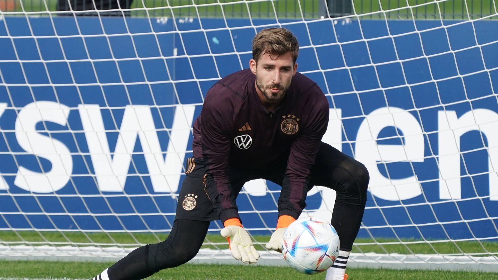 
                <strong>Kevin Trapp (Eintracht Frankfurt)</strong><br>
                &#x2022; Position: Tor<br>&#x2022; A-Länderspiele: 6<br>&#x2022; Bisherige WM-Teilnahmen: keine<br>
              