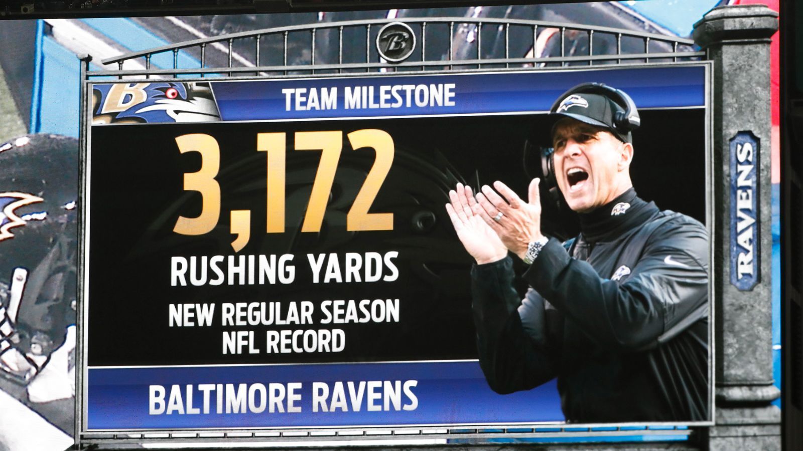 
                <strong>24. Duell: Harbaugh-Team schafft NFL-Rekord</strong><br>
                Am letzten Spieltag der Regular Season stellen die Ravens beim Sieg gegen die Steelers einen neuen NFL-Rekord auf. Mit 3.296 Rushing Yards sorgt Baltimore für die meisten erlaufenen Yards in einer Spielzeit. Dabei pausiert Lamar Jackson sogar und Robert Griffin III ersetzt ihn als Quarterback. Dessen Gegenüber ist Devlin Hodges, da auch Roethlisberger und Rudolph fehlen. Die Ravens gewinnen so den vierten Divisiontitel, scheiden aber in der Divisional Round aus. Harbaugh erhöht auf 13:11
              