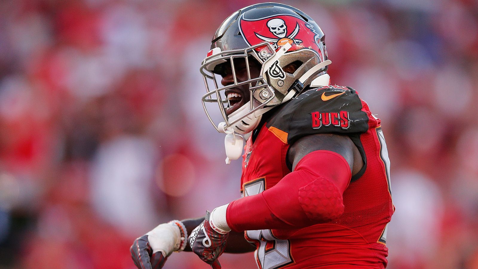 
                <strong>Shaquil Barrett (Tampa Bay Buccaneers)</strong><br>
                Shaquil Barrett feierte bei den Tampa Bay Buccaneers seinen Durchbruch und führte die NFL mit 19,5 Sacks an. Gerade nach der Verpflichtung von Tom Brady sind die Bucs im Win-Now-Modus, daher wird General Manager Jason Licht alles daran setzen, das Team so gut wie möglich zu besetzen. Der Sack-Leader steht für die kommende Saison unter Vertrag. Bei einer ähnlichen Leistung dürfte der Zahltag nur eine Frage der Zeit sein.
              