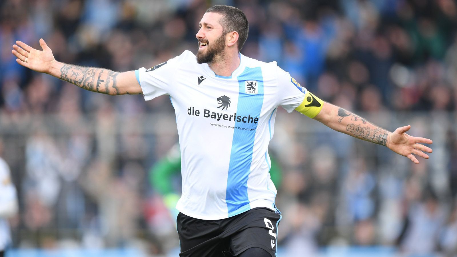 
                <strong>Platz 9: TSV 1860 München (42 Punkte)</strong><br>
                Der Aufschrei war groß, als Trainer und Löwen-Urgestein Daniel Bierofka Anfang November 2019 alles hinwarf. Die Grabenkämpfe im Verein zwischen Geschäftsführer, Investor und Fans waren zu viel für den 41-Jährigen. Doch unter seinem Nachfolger Michael Köllner startete eine unglaubliche Serie von zuletzt 14 Spielen in Folge ohne Niederlage. Als Nächstes steht das Heimspiel gegen Spitzenreiter Duisburg an.
              