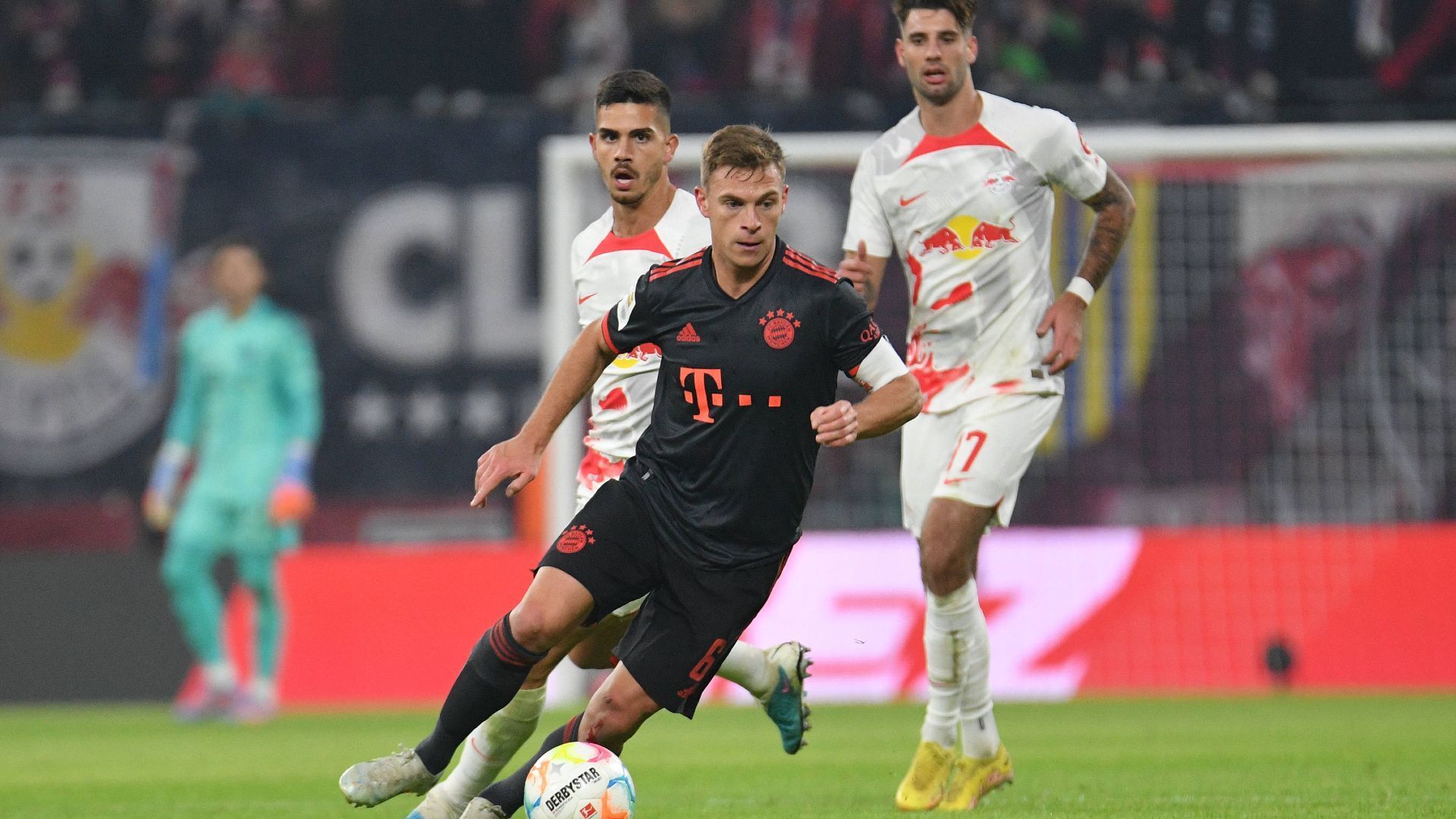 
                <strong>Verlierer: Joshua Kimmich (FC Bayern)</strong><br>
                Ist zum Rückrunden-Auftakt gegen Leipzig nicht der erhoffte Motor des Bayern-Spiels. Stattdessen muss er den Ausgleich der Hausherren auf seine Kappe nehmen. Seinem schlampigen Fehlpass von der linken Eckfahne in die Mitte folgt ein kraftloser Zweikampf gegen Andre Silva – und das 1:1. Nur zwei Szenen, aber die entscheidenden.
              