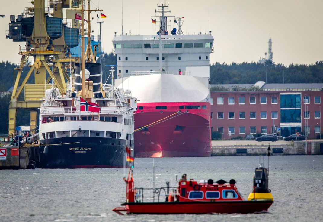 Das Schiff war am Dienstag nach dem Ablegen in Warnemünde havariert. Wegen eines technischen Defekts konnte das Schiff nicht in Vorausfahrt gehen und stieß auf der gegenüberliegenden Uferseite gegen eine Böschung.