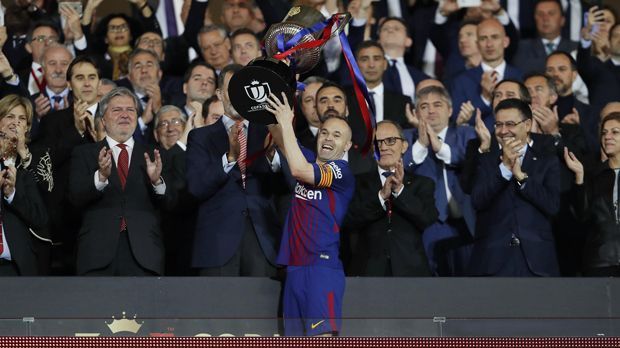 
                <strong>Die Pokalsiege</strong><br>
                Einen Titel hat Iniesta in seiner letzten Barca-Saison schon sicher in der Tasche. Durch eine 5:0-Gala gewannen die Katalanen vor einigen Tagen gegen den FC Sevilla den spanischen Pokal. Für Iniesta war es der insgesamt sechste Triumph in der Copa del Rey.
              