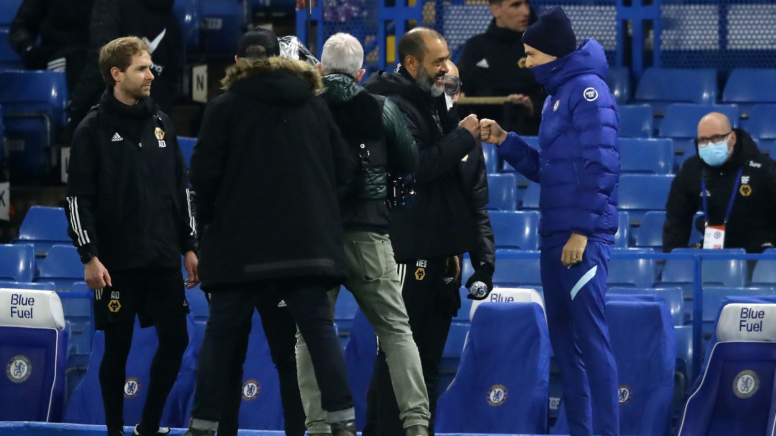 
                <strong>FC Chelsea: So lief das Debüt von Coach Thomas Tuchel</strong><br>
                Da war er nun. Die Stamford Bridge ist die neue, sportliche Heimat von Thomas Tuchel (re.). Bei seinem ersten Pflichtspiel auf der Bank Chelseas begrüßte er Gäste-Trainer Nuno Espirito Santo von den Wolverhampton Wanderers. "Ich hoffe, dass wir angreifen und mutigen Fußball spielen, dass wir spielen, um Tore zu schießen und Chancen zu kreieren", sagte Tuchel vor seinem ersten Heimspiel als Chelsea-Trainer. Und vieles davon setzte sein Team schon gut um.
              