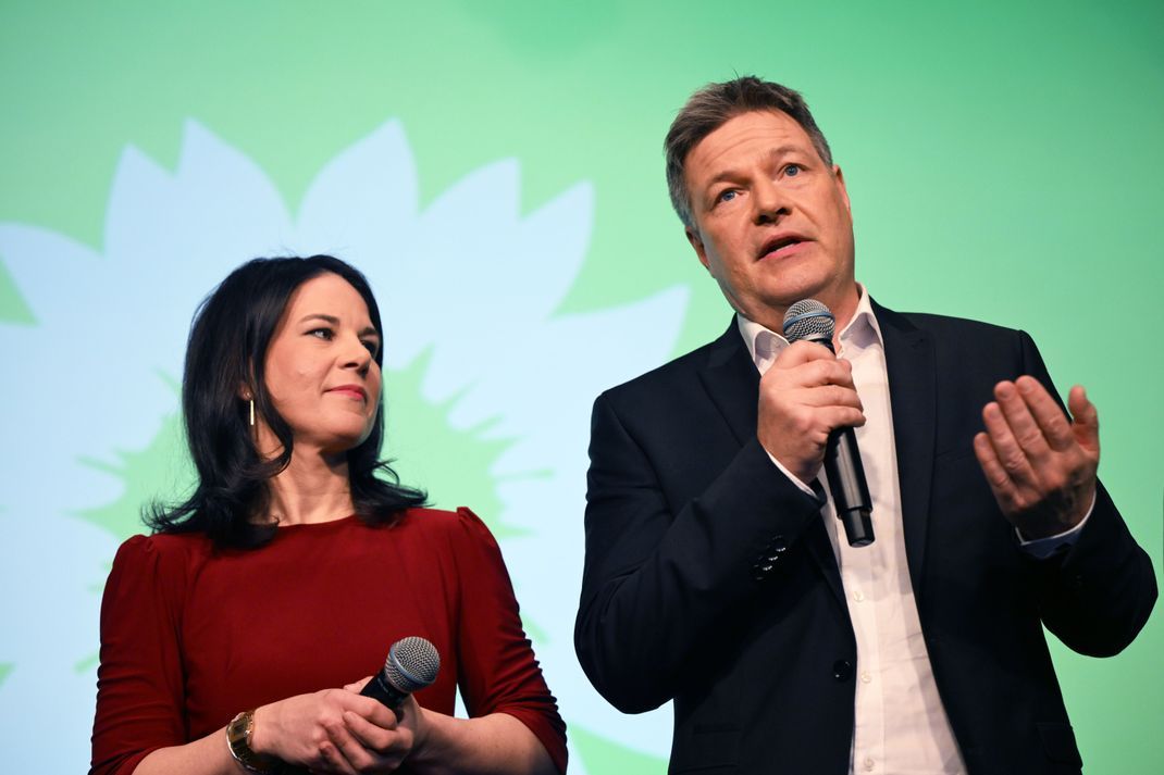 Robert Habeck und Annalena Baerbock bei der Wahlparty von Bündnis 90/Die Grünen auf der Bühne.