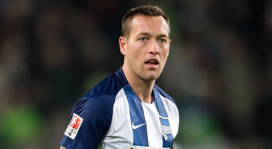 
                <strong>Julian Schieber (Hertha BSC)</strong><br>
                Für Julian Schieber reicht die Zeit wohl nicht mehr, um rechtzeitig zum Saisonstart fit zu werden. Der Herthaner fällt schon seit vergangenen Februar mit einem Knorpelschaden aus und arbeitet momentan in der Reha für sein Comeback. Sogar seinen Sommerurlaub hat er deswegen abgesagt. "Das ist schon nicht einfach. Ständig Aqua-Jogging, Training, Behandlung und dann wieder von vorn. Das mehrere Stunden am Tag und über Wochen. Ich darf nicht nachlassen, da ich wieder Muskeln aufbauen muss. Es geht aber auch nicht anders, wenn man wieder angreifen will", erklärte der 23-Jährige der "Bild". Sein Ziel: Spätestens im Laufe der Hinrunde möchte er wieder auf dem Platz stehen. Noch ist allerdings unklar, wann er wieder ins Training einsteigen kann.
              