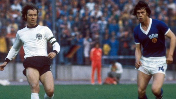 
                <strong>Deutschland gegen die DDR</strong><br>
                Deutschland gegen die DDR: Die beiden Nationalmannschaften trafen nur ein einziges Mal aufeinander: am 22. Juni 1974 bei der Weltmeisterschaft in Deutschland. Die DDR gewann damals mit 1:0, Jürgen Sparwassers Siegtreffer ist unvergessen. Die deutsche Nationalmannschaft um Kaiser Franz Beckenbauer tröstete sich wenig später mit dem Gewinn des WM-Titels darüber hinweg, dass man nun auf ewig eine negative Bilanz gegen die DDR haben wird.
              
