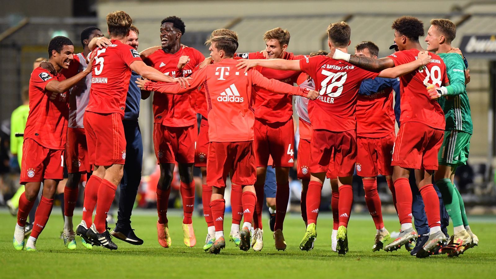 
                <strong>Wer wird Meister?</strong><br>
                Die Frage nach der Meisterschaft in der 3. Liga ist relativ simpel zu beantworten: Gewinnt der aktuelle Spitzenreiter FC Bayern II (65 Punkte) in Kaiserslautern, ist der Doppeltitel der Profis und Amateure und die erste Meisterschaft einer Zweitvertretung in der 2008 gegründeten 3. Liga perfekt. Gewinnen die Bayern nicht, darf auch Braunschweig (64 Punkte) keinen Dreier holen. Bei einer Niederlage des FCB hat sogar Würzburg (63 Punkte) noch Chancen auf Platz 1. In jedem Fall gilt: Der FCB II darf nicht aufsteigen. Um das zweite Ticket für die 2. Bundesliga und den Relegationsplatz streiten sich andere Teams ...
              