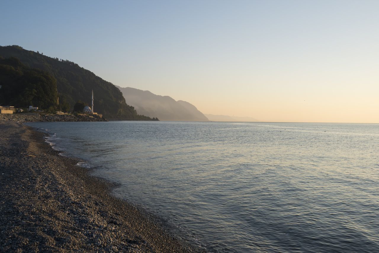 Die Schwarzmeerküste Georgiens war einst das Badeparadies der Sowjetunion. Der Hot Spot ist die Hafenstadt Batumi. Insider allerdings raten, knapp 20 Kilometer weiter zu fahren: nach Sarpi. Das Dorf im äußersten Südwesten verfügt über einen etwa 600 Meter langen, halbmondförmigen Strand – einem der schönsten in der Umgebung. Wer mutig ist, stürzt sich von den bis zu 7 Meter hohen Klippen ins Wasser.