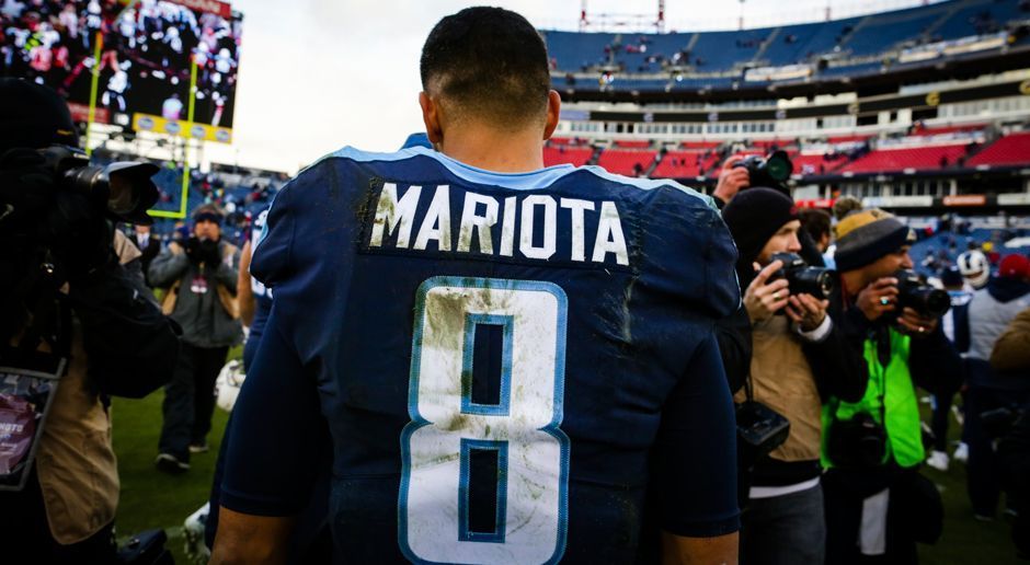 
                <strong>11. Marcus Mariota (Tennessee Titans)</strong><br>
                13 Touchdowns, 15 Interceptions. Nicht wegen, sondern trotz Marcus Mariota stehen die Titans in den Playoffs. Nach der starken Saison 2016 waren die Hoffnungen in Tennessee groß, dass Mariota 2017 zu einem der Top-Quarterbacks der NFL aufsteigen würde. Doch vor allem in der zweiten Saisonhälfte kam viel zu wenig vom 24-Jährigen. Nun muss Mariota bei seiner Playoff-Premiere ins lauteste NFL-Stadion nach Kansas City reisen. Ein hartes Pflaster für den Nummer-2-Pick von 2015. 
              