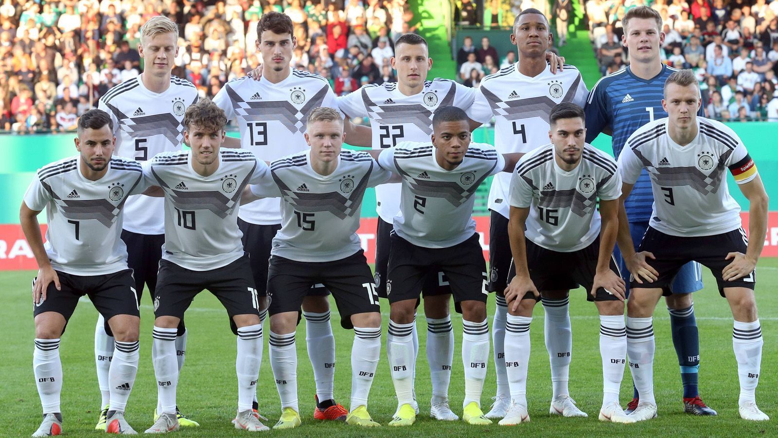 
                <strong>U21 Team</strong><br>
                Sie sind die Hoffnung unter der A-Nationalmannschaft und sollen den deutschen Fußball in den kommenden Jahren wieder an die Weltspitze führen. Trainer Stefan Kuntz hat am Mittwoch den Kader der U21-Junioren für die beiden letzten offiziellen Spiele vor der Europameisterschaft in Italien und San Marino nominiert. Dabei bekommt es die Mannschaft des Europameisters von 1996 am 21. März in Essen mit Frankreich und fünf Tage später, am 26. März, in Bournemouth mit der U21 Englands (ab 20.45 Uhr live auf ProSieben MAXX und im Livestream auf ran.de) zu tun. ran.de stellt den Kader der U21-Nationalelf vor.Angaben: Stand 15. März 2019
              